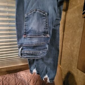 Skinny jeans with distressed hem